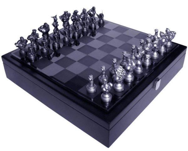 Street Fighter 25th Anniversary Resin Chess Set w  Game Board Supply